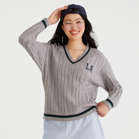 Oversized Aeropostale Gray V-Neck Cable Knit Sweater Size XL - Picture 1 of 7